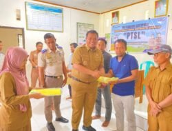 Wakil Bupati  Enrekang Bagikan 300 sertifikat tanah di Desa  Lunjen dan Desa Tirowali.