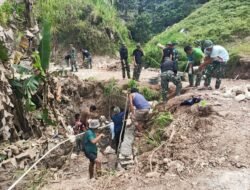 Cegah Bahaya Longsor,Satgas TMMD ke 125 Bersama Warga Bangun Fondasi di Bahu Jalan