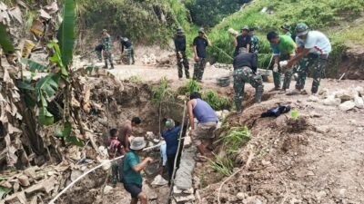 Cegah Bahaya Longsor,Satgas TMMD ke 125 Bersama Warga Bangun Fondasi di Bahu Jalan