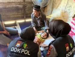 Peduli Sesama, Kapolres Sinjai Kirim Tim Dokkes dan Berikan Bantuan untuk Anak Derita Lumpuh Layu