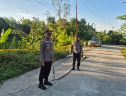 Kapolsek Tanete Riaja Iptu. Mudhaffar Pasang Police Line Pada Badan Jalan Yang Terdampak Longsor di Barru