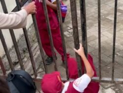 Viral, Jalan Menuju Sekolah di Asrama Brimob Pabbambaeng Ditutup, Siswa Terpaksa Merangkak di Bawah Pagar