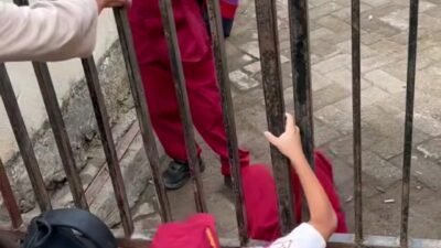 Viral, Jalan Menuju Sekolah di Asrama Brimob Pabbambaeng Ditutup, Siswa Terpaksa Merangkak di Bawah Pagar