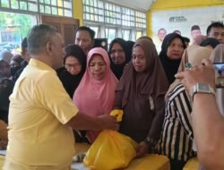 HUT Ke-61, DPD II Golkar Wajo Bagikan Ribuan Paket Sembako Murah