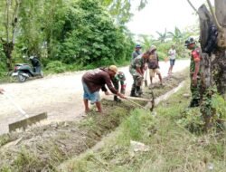 Koramil 1406-07/Takkalalla Gelar Karya Bhakti Bersihkan Saluran Air Bersama Warga