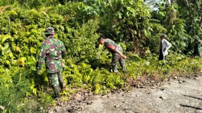 Koramil 1406-10/Pitumpanua Laksanakan Karya Bhakti Bersama Warga di Desa Bulusiwa