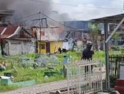 Tawuran Warga Sapiria-Bortal,7 Rumah ludes Terbakar