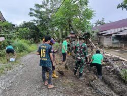 Koramil 1406-10/Pitumpanua Gelar Karya Bhakti Pembersihan Selokan Bersama Warga Kelurahan Siwa