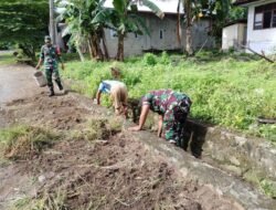 Koramil 1406-07/Takkalalla Gelar Karya Bhakti Bersihkan Saluran Air di Kelurahan Peneki