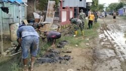 Koramil 1406-10/Pitumpanua Gelar Karya Bhakti Bersihkan Selokan Bersama Masyarakat
