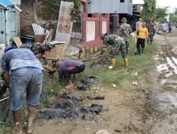Koramil 1406-10/Pitumpanua Gelar Karya Bhakti Bersihkan Selokan Bersama Masyarakat