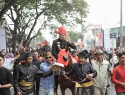 Kirab Budaya, Bupati Bantaeng Tunggangi Kuda Menuju Lapangan Pantai Seruni