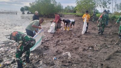 Koramil 1406-10/Pitumpanua Gelar Karya Bhakti Pembersihan Pantai di Kelurahan Siwa