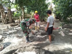 Babinsa Koramil 1406-08/Sabbangparu Bantu Warga Perbaiki Saluran Air