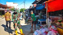 Koramil 1406-04/Belawa Gelar Karya Bhakti Pembersihan Pasar Bersama Masyarakat