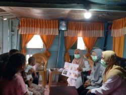 Petugas Promkes, Bidan Dusun dan Bidan Desa UPT Puskesmas Moti Mengedukasi Masyarakat Tentang Pentingnya Vaksinasi