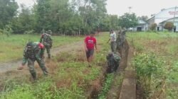 Koramil 1406-10/Pitumpanua Bersama Masyarakat Laksanakan Karya Bhakti Pembersihan Saluran Air di Desa Alelebae