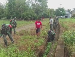 Koramil 1406-10/Pitumpanua Bersama Masyarakat Laksanakan Karya Bhakti Pembersihan Saluran Air di Desa Alelebae