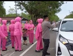 Personel Polsek Bola dan Bhayangkari Ranting Bola Berbagi Takjil dan Paket Ramadan