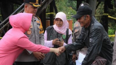 Kapolres Barru Kunjungi Korban Kebakaran di Desa Lasitae