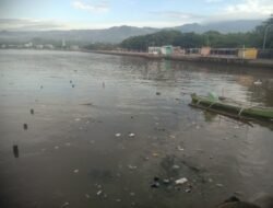 Sampah Mengapung Diatas Perairan Laut Pantai Seruni Berpotensi Mengurangi Minat Wisatawan