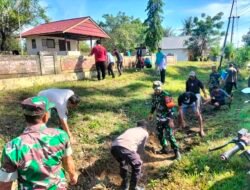 Koramil 1406-07/Takkalalla Laksanakan Karya Bhakti Pembersihan Saluran Air Bersama Masyarakat