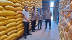 Kapolsek Maniangpajo Tinjau Stok Beras dan Jagung di Gudang Bulog, Pastikan Ketersediaan Aman