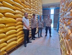 Kapolsek Maniangpajo Tinjau Stok Beras dan Jagung di Gudang Bulog, Pastikan Ketersediaan Aman