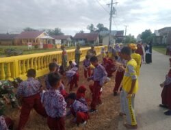 Koramil 1406-09/Sajoanging Laksanakan Karya Bhakti Pembersihan Parit dan Lingkungan Sekolah