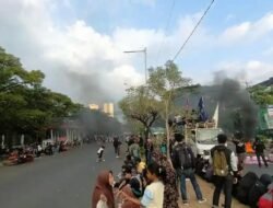 Ratusan Mahasiswa UMI Blokade Urip Sumoharjo, Peringati 30 Tahun Tragedi Amarah