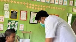 Pj UKS dan Pendamping Program UPT Puskesmas Moti Melakukan Pemeriksaan Gratis Kepada Siswa-siswi SD MIS Qaulan Nabhan Bonto-Bontoa