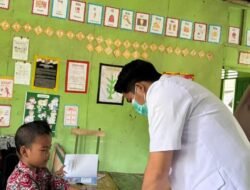 Pj UKS dan Pendamping Program UPT Puskesmas Moti Melakukan Pemeriksaan Gratis Kepada Siswa-siswi SD MIS Qaulan Nabhan Bonto-Bontoa