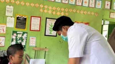 Pj UKS dan Pendamping Program UPT Puskesmas Moti Melakukan Pemeriksaan Gratis Kepada Siswa-siswi SD MIS Qaulan Nabhan Bonto-Bontoa