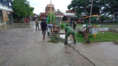 Koramil 1406-08/Sabbangparu Laksanakan Karya Bakti Pembersihan Pasar Salojampu Bersama Warga