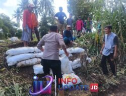 Kapolsek Belawa Imbau Warga Waspada Banjir, Polisi Turun Kerja Bakti Antisipasi Tanggul Jebol