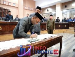 H. Paris Yasir Hadiri Paripurna DPRD, Rekomendasi LKPJ Jadi Penguatan Program Pembangunan