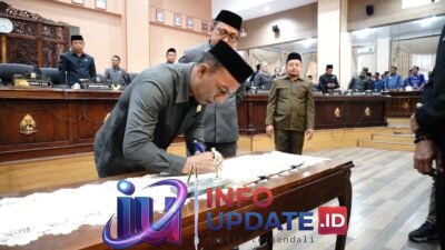 H. Paris Yasir Hadiri Paripurna DPRD, Rekomendasi LKPJ Jadi Penguatan Program Pembangunan