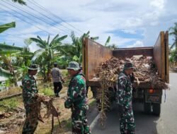Koramil 1406-02/Tanasitolo Laksanakan Karya Bhakti Pembersihan Bahu Jalan Provinsi