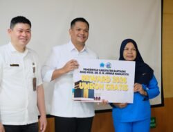 Bupati Bantaeng Serahkan Dua Paket Umroh Gratis ke Pegawai RSUD Prof. Anwar Makkatutu