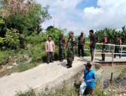 Dandim 1406/Wajo Dampingi Kasi Ter Kasrem 141/TP Tinjau Lokasi Pembangunan Jembatan