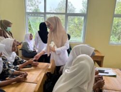 Tingkatkan Kesehatan Remaja Putri, Program UKS UPT Puskesmas Loka Bagikan Tablet Tambah Darah Pada Siswi SMK 4 Bantaeng
