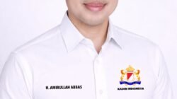 Ingat Jasa-jasa Guru, IKA SNAPEL Gowa Beri Bantuan 6 Unit AC