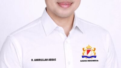 Ingat Jasa-jasa Guru, IKA SNAPEL Gowa Beri Bantuan 6 Unit AC