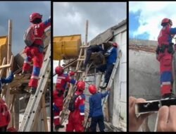 Tim Rescue Pemadam Kebakaran Maros Evakuasi Pria Terjepit di Talang Beton