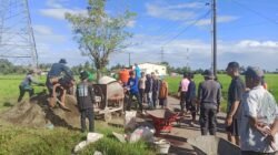 Pemdes Bersama Masyarakat Lalabata Gotong Royong Tambal Jalan Berlubang