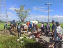 Pemdes Bersama Masyarakat Lalabata Gotong Royong Tambal Jalan Berlubang
