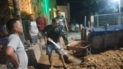 Babinsa Atakkae Bersama Warga Gotong Royong Penimbunan Pondasi Masjid Taqwa Grand Hill