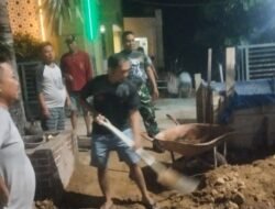 Babinsa Atakkae Bersama Warga Gotong Royong Penimbunan Pondasi Masjid Taqwa Grand Hill