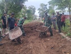 Koramil 1406-10/Pitumpanua laksanakan Karya Bhakti penimbunan jalan tani