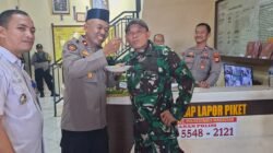 Danramil dan Camat Tamalate Beri Kejutan Hari Bhayangkara ke-80 di Polsek Tamalate.